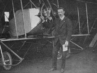En af de bedste instruktører: Lewis WF Turner stående ved en Caudron trænings-biplan, 1913 1934