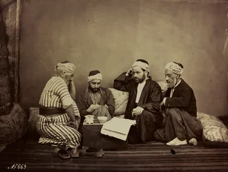 Album Damas et Baalbek : En gruppe syrere sidder omkring et bord
