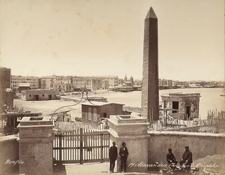 Alexandria, Egypten: Obelisken af Cleopatra, med fire mænd, der poserer til fotografiet