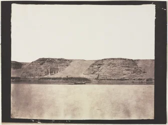 Generel visning af monumenter hugget ind i grundfjeldet med fotografens Dahabieh. Abu Simbel