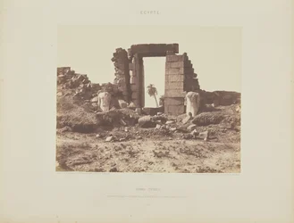 Karnak (Theben). Første pylon - Ruinerne af porten og kolosserne, set fra punkt E