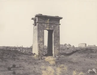 Karnak Theben, Store nordlige port set fra punkt X, 1851-52, trykt 1853-54.