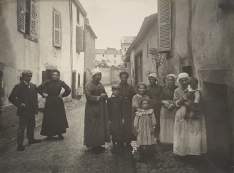 [Gruppe af voksne og børn på en landsbygade i Auvergne], ca. 1910.