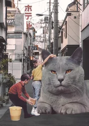 Børn vasker en kæmpe kat i Tokyos gader