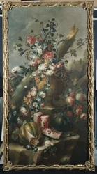 Blomster i en skulptureret urne med meloner og papegøje