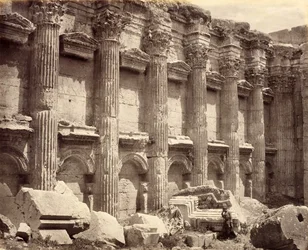 Nordvæggen i det indre af Jupiter-templet, der viser de riflede søjler, Baalbek