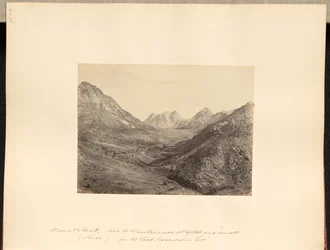 Horeb-bjerget (Sinai), "og bjerget var helt i røg, for Herren steg ned i ild".