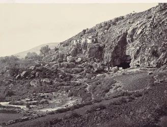 Jordans vigtigste kilde, der flyder fra en hule nær Banias, nær stedet for ..., ca. 1857.