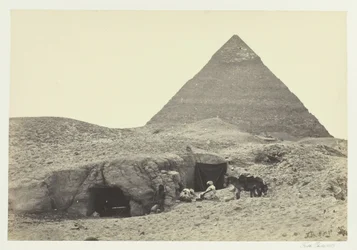 Klippegrave og Belzonis pyramide, Gizeh, 1857.