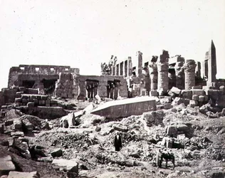 El-Karnak-templet fra sydøst, ca. 1856-59 (sepiafoto)