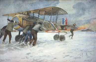 Jordpersonale og pilot skubber med besvær et fransk SPAD-jagerfly gennem sneen til en hangar, januar 1918