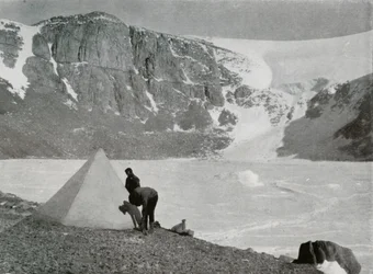 The Devils Punch Bowl, en tom Cwm i det sydvestlige hjørne af Granite Harbour, 1912, 1913