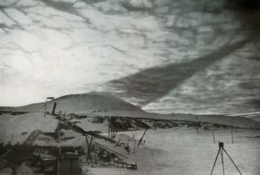 Skyggen af Mount Erebus på skyerne, september 1911, 1913