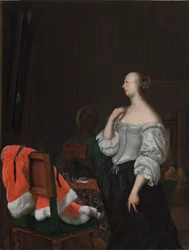 En kvinde står foran et spejl