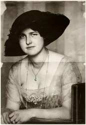 Mary med mørk hat, 1915.