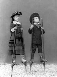 Romualdo Alinaris børn, Adele og Arturo, på stylter, Firenze, ca. 1875 (glasplade)