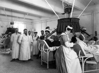 Udsigt over et værelse på Pellizzari Institute, i Firenze, brugt til fysioradioterapeutisk terapi, 1905 (glasplade)