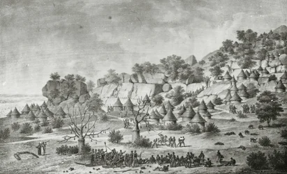 Udsigt til en landsby nord for Agady i Bertat-folkets land, fra et sydligt perspektiv, fra "Voyage a Meroe : au fleuve Blanc, au-dela de Fazoqldans le midi du royaume de Snnar a Syouah", tryk lavet af G. Engelmann, udgivet i 1827 (litografi).