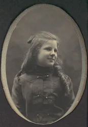 [Pige med ringe, halv længde], 1890
