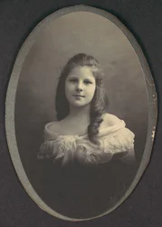 [Pige med hvid off-the-shoulder kjole], 1890