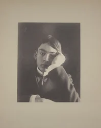 Dreng i jakkesæt med hånd mod ansigt, ca. 1896
