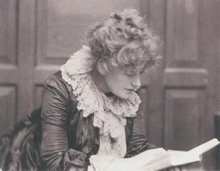 Portrætfotografi af Ellen Terry (1847-1928) læser, af Frederick Hollyer (1837-1933) (sepiafoto)