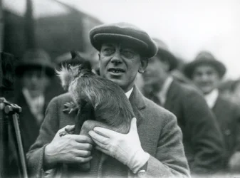 En sort-crested Mangabey, muligvis fregner, med sin handler, der deltager i en ekstern udsendelse fra London Zoo, 1925