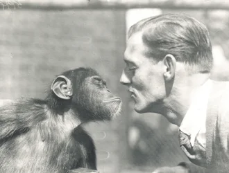 Booboo chimpansen og John Shelly i ZSL London Zoo, september 1927