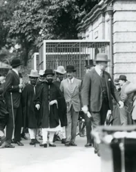 Sir Peter Chalmers Mitchell, med den etiopiske regent Haile Selassie og hans følge, London Zoo, 1924