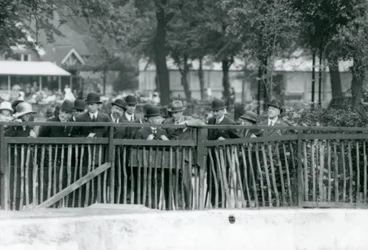 Italiens konge, Victor Emmanuel III, på besøg i London Zoo i 1924