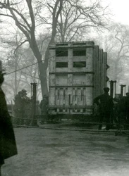 Transporterer kvindelig asiatisk elefant Lukhi, i en trækasse, London Zoo, 1923