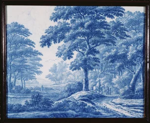 En meget sjælden hollandsk Delft blå og hvid rektangulær plakette, der forestiller vejfarende på en vej i et skovklædt landskab (porcelæn)