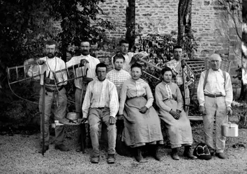 Landbrugsarbejdere og deres værktøj, falsk, rateau-ertrier (rive ertrier), flettet kurv og modtager til samlingen, i en gård nær Bourmont i Haute-Marne (Haute Marne), ca. 1890. Fotografi. Ducos samling.