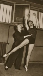 Bronislava Nijinska med Rosella Hightower, fra Grand Ballet de Monte-Carlo, 1949 (fotogravure)