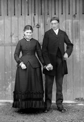 Par på søndag for at fejre deres søns første nadver, nær Bourmont i Haute-Marne (Haute Marne), omkring 1880. Ducos Collection.