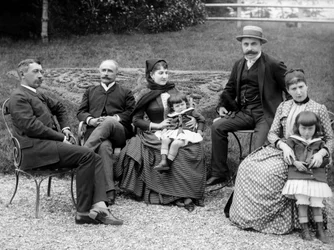 Familie af byboere, poserer i deres have, nær Bourmont i Haute-Marne (Haute Marne), omkring 1880. Fotografi. Ducos samling.