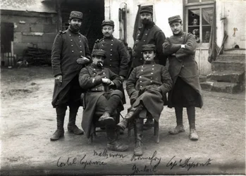 Første Verdenskrig (1914-1918): telefonister og sekretærer for generalstaben hos oberst Debenedetti (?) gård Laroque nær Roye sur Matz (Roye-sur-Matz, Oise). marts 1915