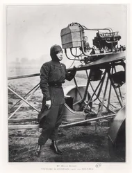 Helene Dutrieu (1877-1961) stående ved siden af et fly, før 1914
