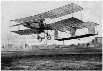 Henri Farman (1874-1958) ved Issy-les-Moulineaux i sit fly Voisin-Farman 1, 1907 (photolitho)