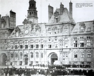 Opblæsning af en ballon med kommunens erklæringer på uden for Hotel de Ville, Paris, 3. maj 1871