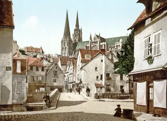 Ser ned ad en gade i Chartres med katedralen i baggrunden, 1890-1900