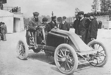 Marcel Renault ved starten af løbet fra Paris til Madrid, 1903
