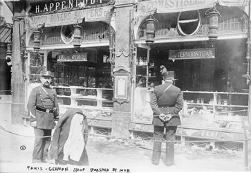 Paris, tysk butik smadret af pøbel, 1914