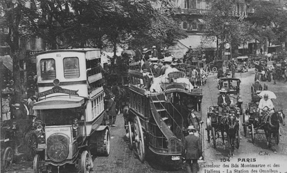 Postkort, der viser en omnibusstation på krydset mellem Boulevard Montmartre og Boulevard des Italiens, Paris, 1905-10