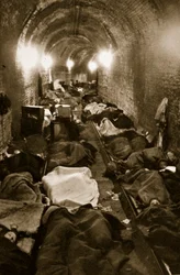 Beboere i Le Havre søger tilflugt i togtunnelerne, september 1940