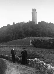 Landkuren, ledsaget af en ung mand, poserer i vejen foran Montlhery-tårnet i Essone. Fotografering sidst i det 19. århundrede. Ducos samling.