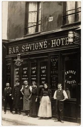 Forsiden af vin- og hotelbutikken, drevet af M. Vaissade, på 22 rue de Sevigne, Paris. Postkort fra begyndelsen af det 20. århundrede.