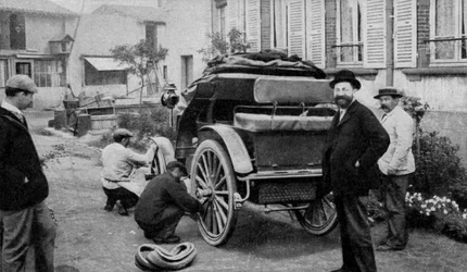den franske industrimand Edouard Michelin (1859-1940, fra front til front) udstyret med dæk en af de første biler
