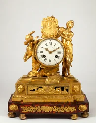 Et sent Louis XV ormolu kaminur med en profilmedaljon af Henri IV holdt af Venus
