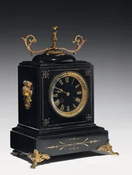 Et kappeur af sort kompositionssten, med indskåret dekoration, med ben, endestykker og beslag i forgyldt messing, af Jausions af Pau, Frankrig, ca. 1876-78 (sort kompositionssten, med indridset dekorati